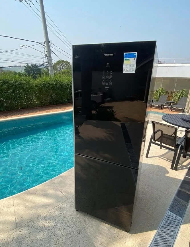 Geladeira Panasonic preta em área de piscina